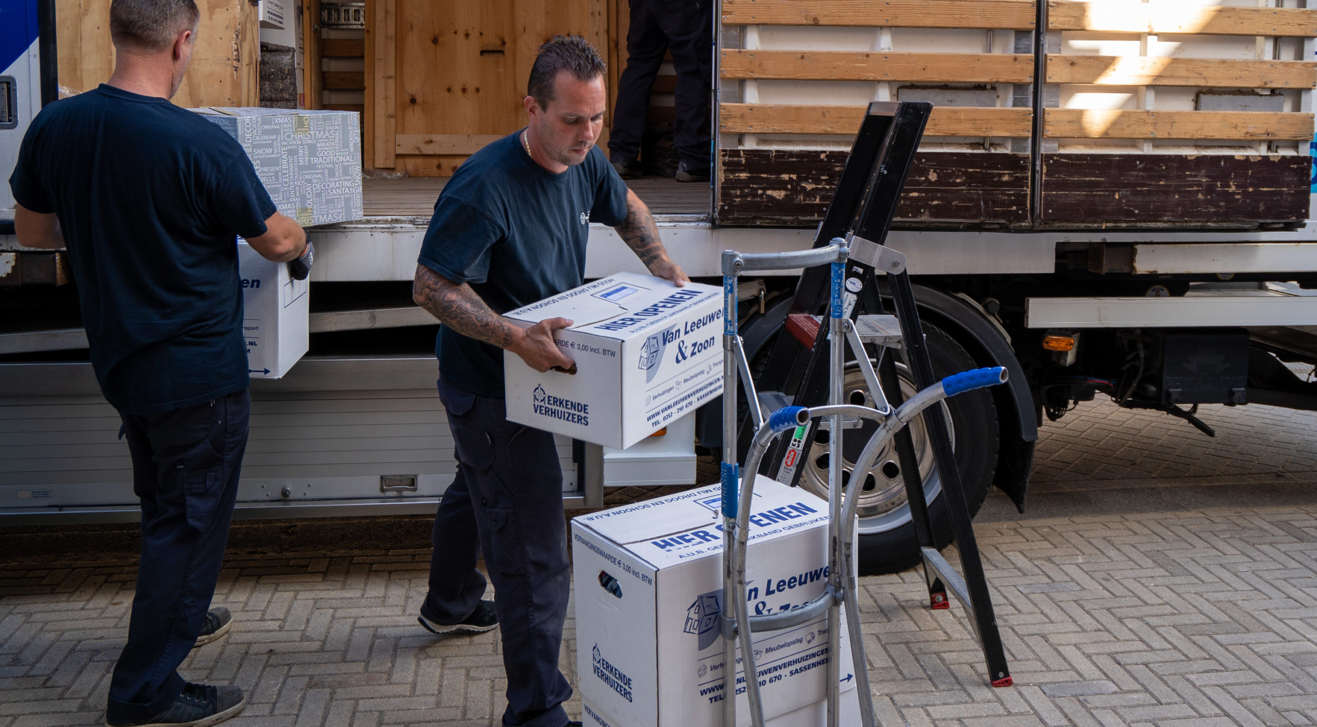 Verhuizing Sassenheim vrachtwagen uitladen