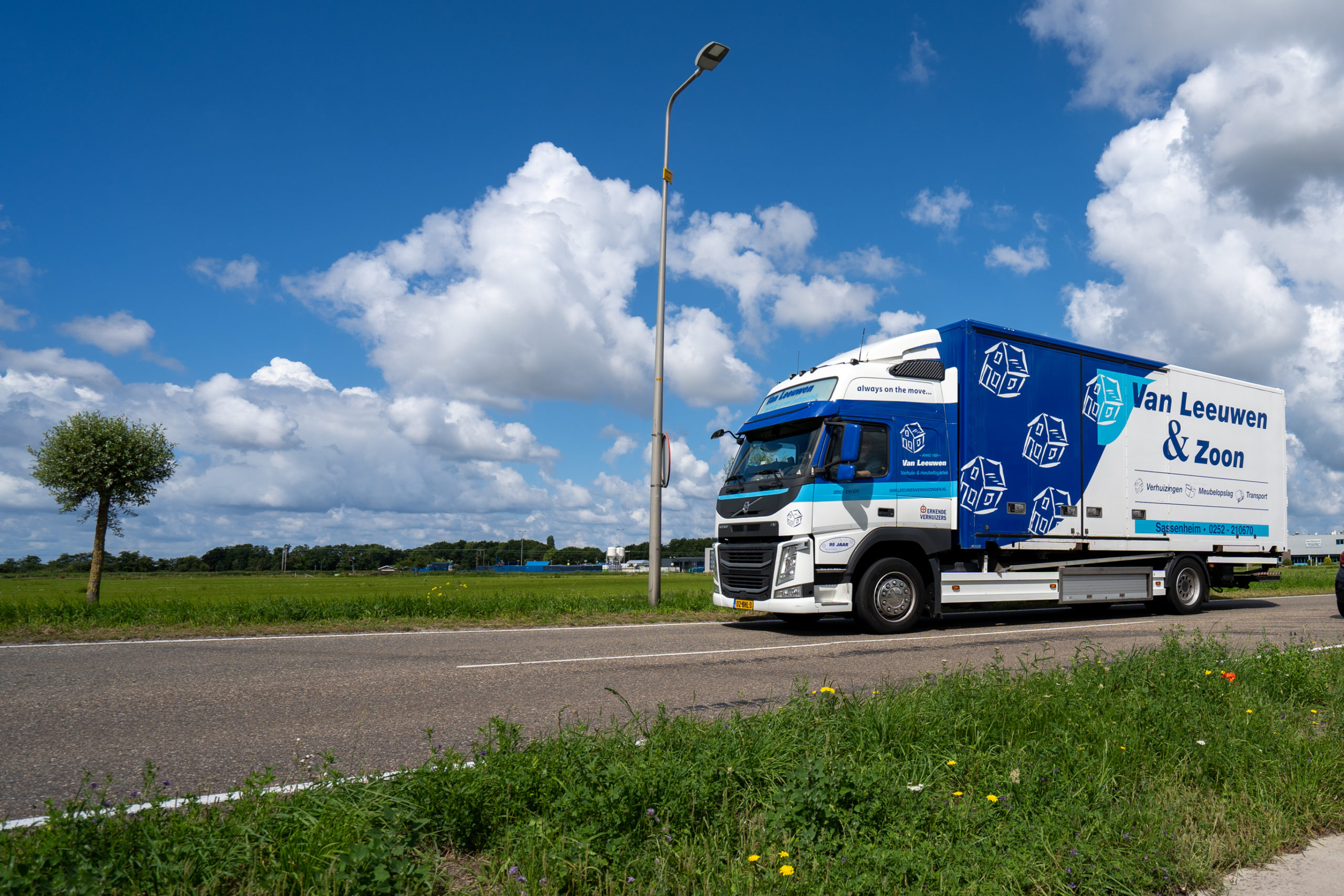 Vrachtwagen bollenstreek tussen de velden