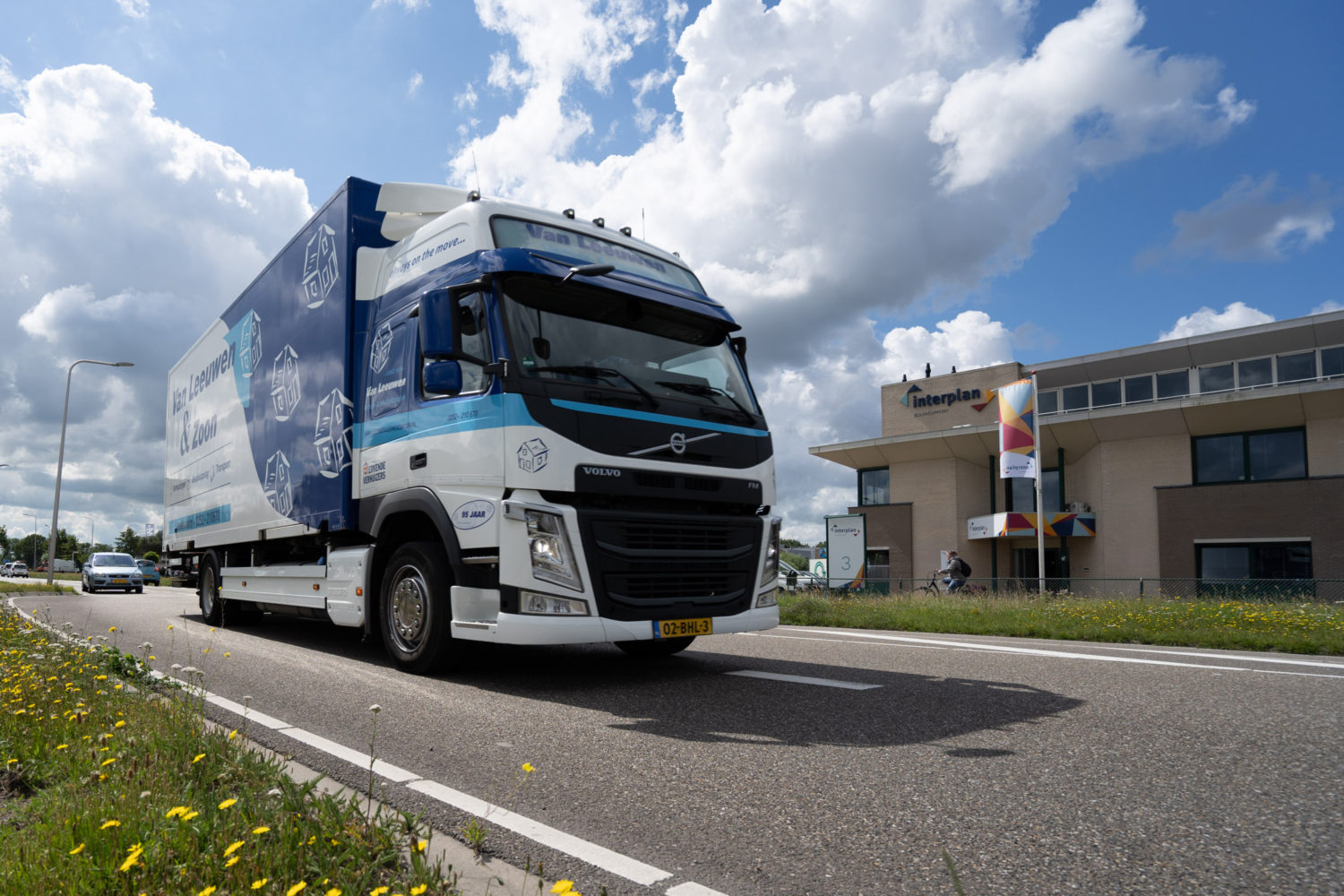 Van Leeuwen rijdende vrachtwagen buiten